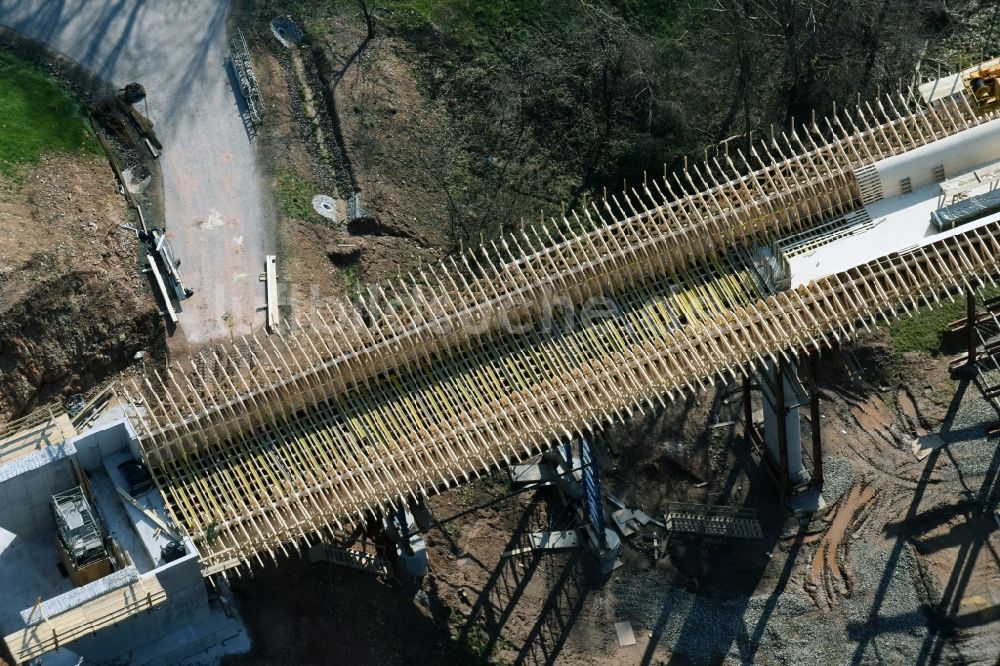 Bad Salzungen von oben - Baustelle zum Neubau des Straßen- Brückenbauwerk Brücke über das Leimbachtal (BW 5) der B 62 OU Ortsumfahrung in Bad Salzungen im Bundesland Thüringen