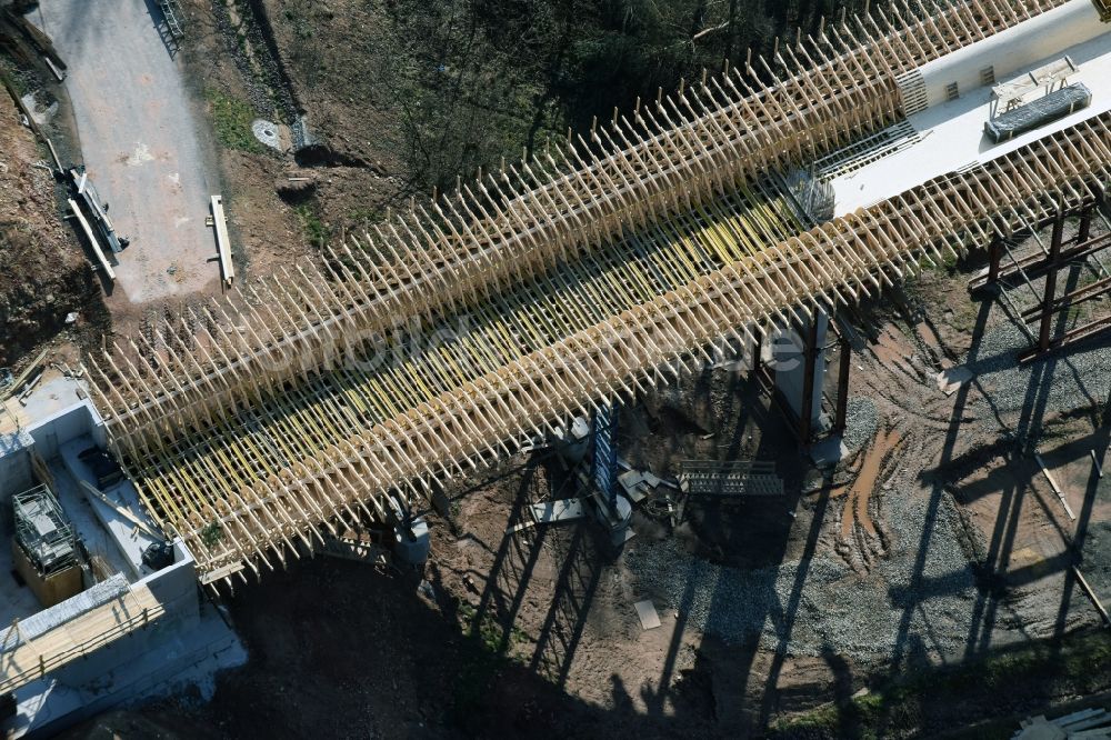 Bad Salzungen aus der Vogelperspektive: Baustelle zum Neubau des Straßen- Brückenbauwerk Brücke über das Leimbachtal (BW 5) der B 62 OU Ortsumfahrung in Bad Salzungen im Bundesland Thüringen