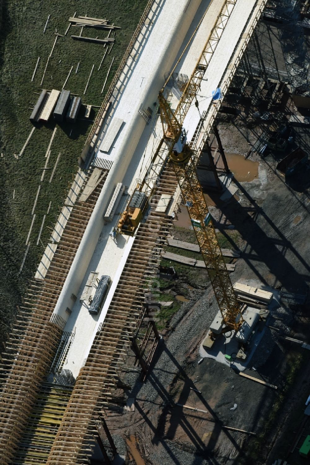 Luftbild Bad Salzungen - Baustelle zum Neubau des Straßen- Brückenbauwerk Brücke über das Leimbachtal (BW 5) der B 62 OU Ortsumfahrung in Bad Salzungen im Bundesland Thüringen