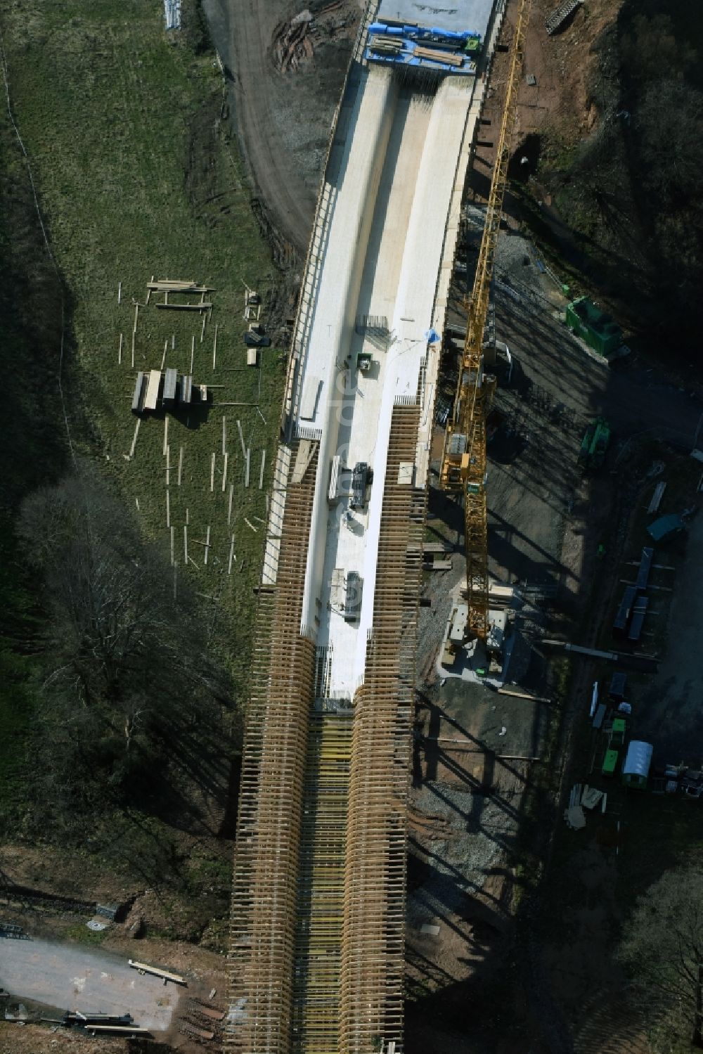 Luftaufnahme Bad Salzungen - Baustelle zum Neubau des Straßen- Brückenbauwerk Brücke über das Leimbachtal (BW 5) der B 62 OU Ortsumfahrung in Bad Salzungen im Bundesland Thüringen