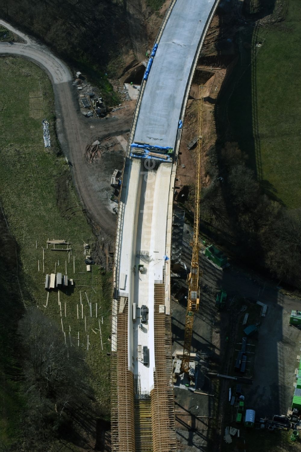 Bad Salzungen von oben - Baustelle zum Neubau des Straßen- Brückenbauwerk Brücke über das Leimbachtal (BW 5) der B 62 OU Ortsumfahrung in Bad Salzungen im Bundesland Thüringen