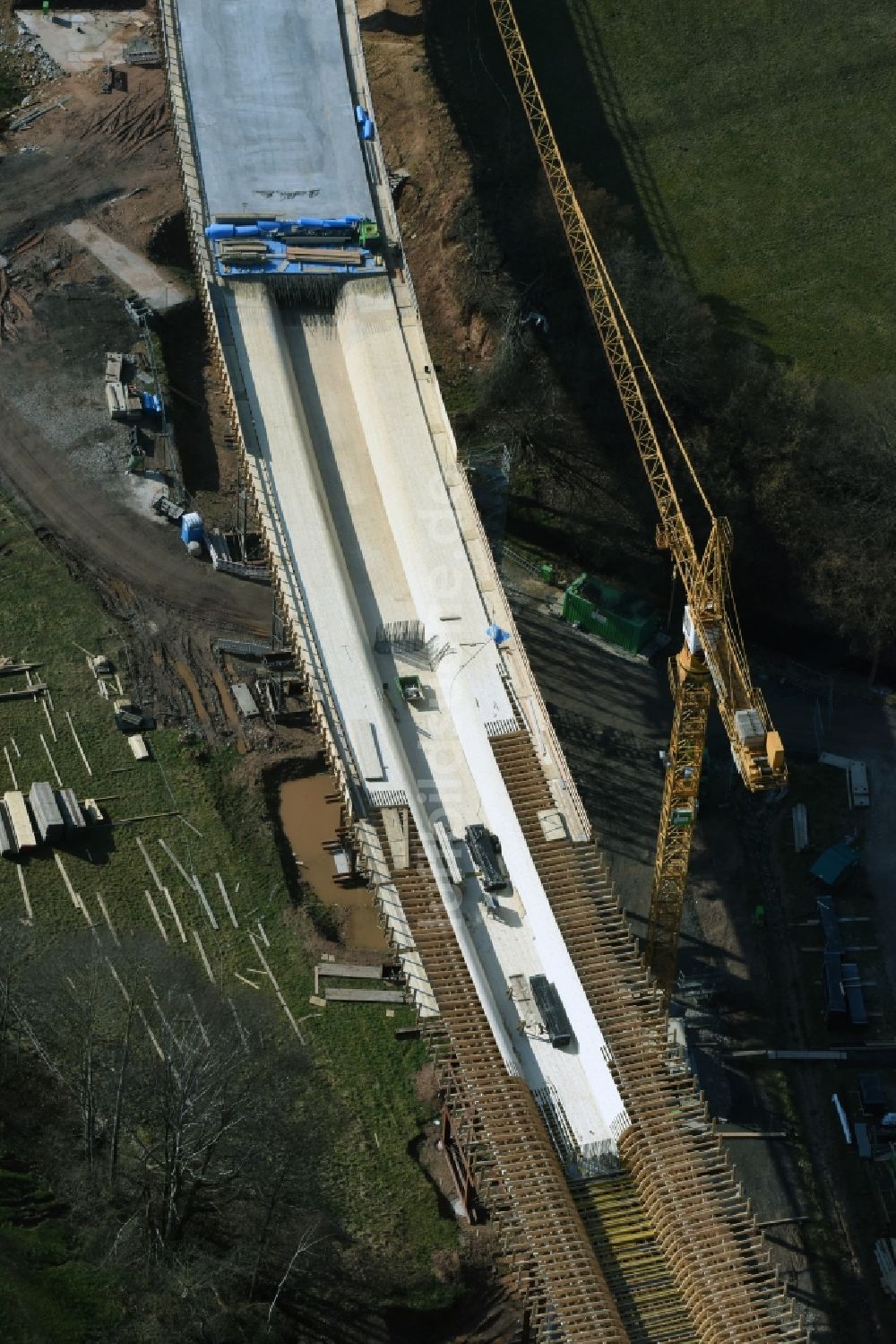 Bad Salzungen aus der Vogelperspektive: Baustelle zum Neubau des Straßen- Brückenbauwerk Brücke über das Leimbachtal (BW 5) der B 62 OU Ortsumfahrung in Bad Salzungen im Bundesland Thüringen