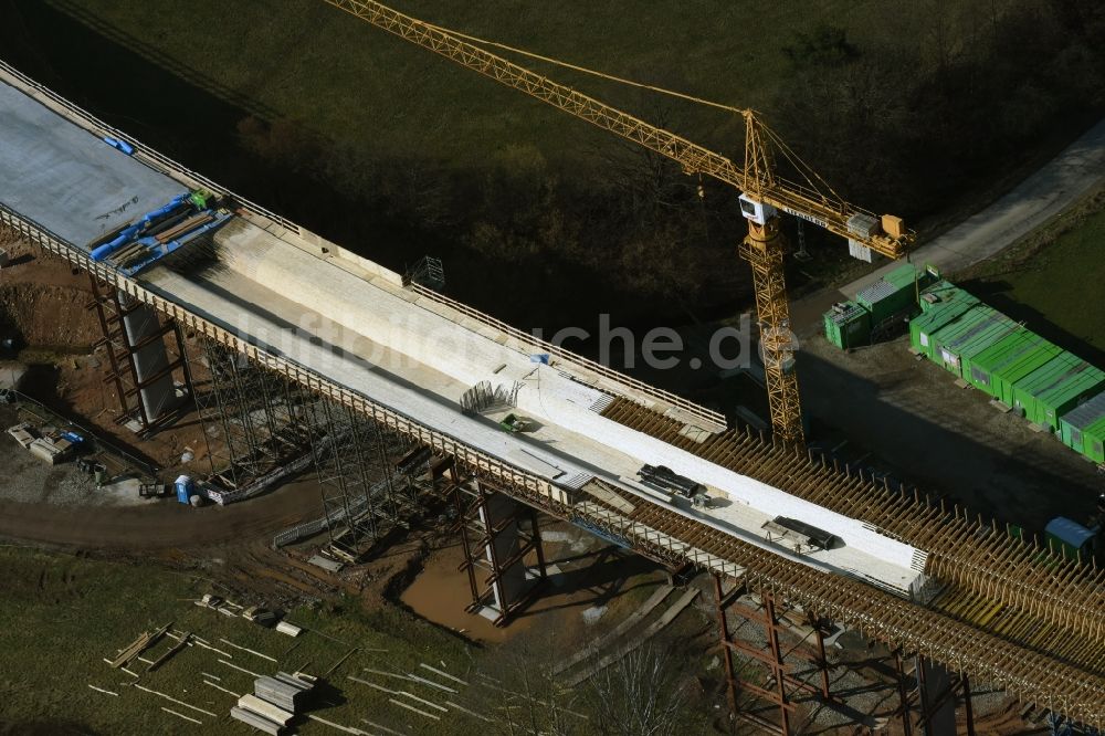 Luftaufnahme Bad Salzungen - Baustelle zum Neubau des Straßen- Brückenbauwerk Brücke über das Leimbachtal (BW 5) der B 62 OU Ortsumfahrung in Bad Salzungen im Bundesland Thüringen