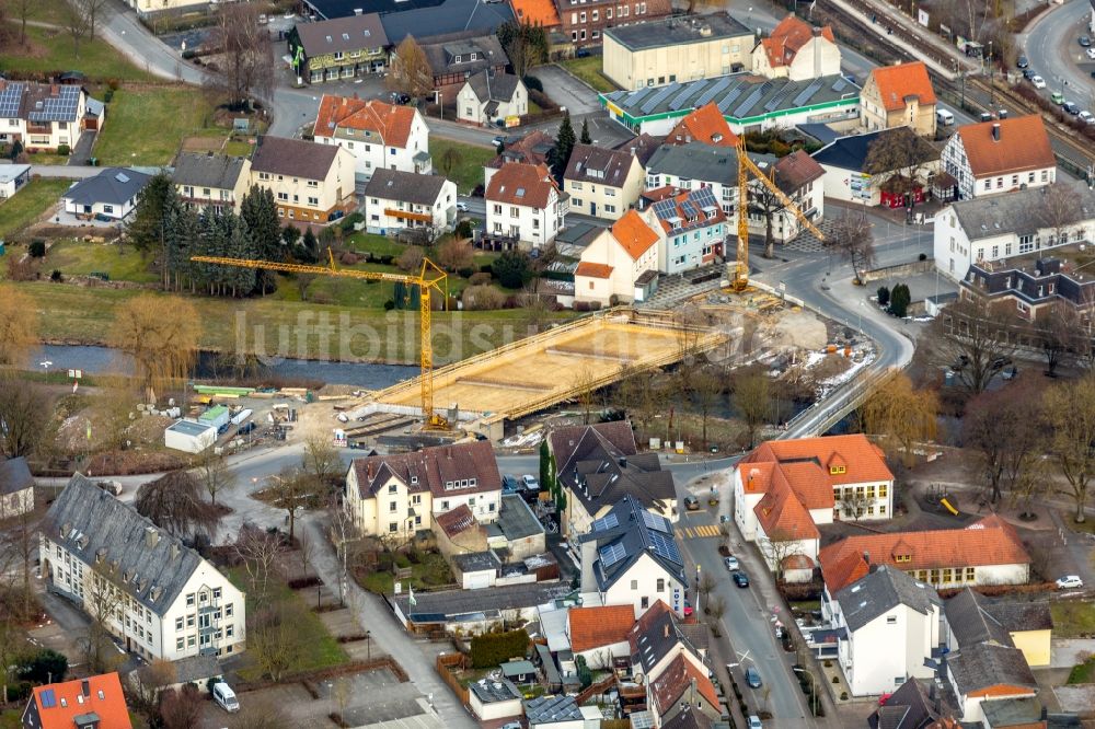 Marsberg von oben - Baustelle zum Neubau des Straßen- Brückenbauwerk Diemelbrücke an der Lillersstraße in Marsberg im Bundesland Nordrhein-Westfalen, Deutschland