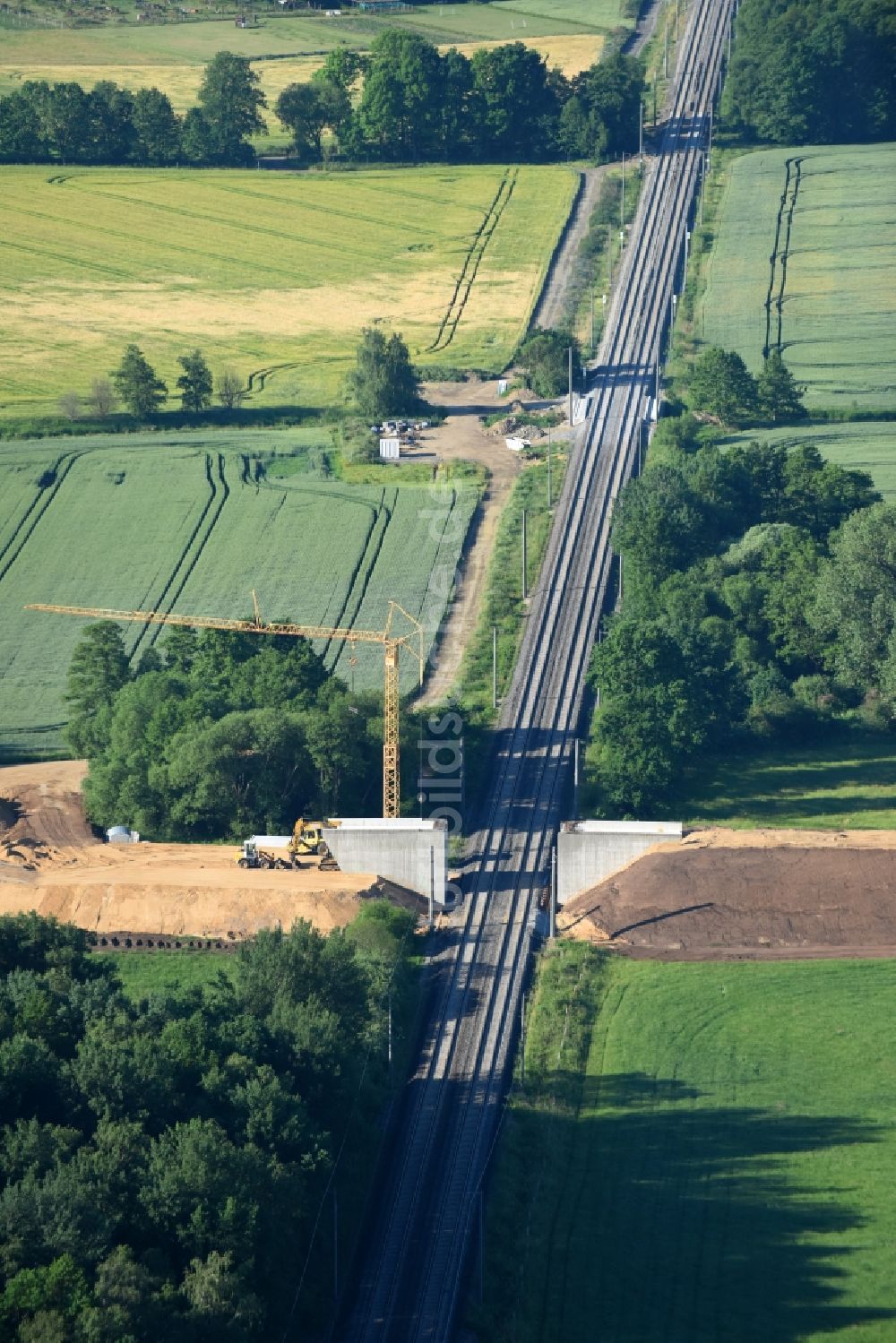 Luftbild Doberlug-Kirchhain - Baustelle zum Neubau des Straßen- Brückenbauwerk durch die STRABAG AG in Doberlug-Kirchhain im Bundesland Brandenburg, Deutschland