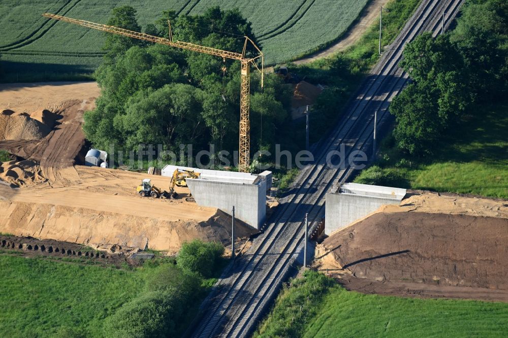 Luftaufnahme Doberlug-Kirchhain - Baustelle zum Neubau des Straßen- Brückenbauwerk durch die STRABAG AG in Doberlug-Kirchhain im Bundesland Brandenburg, Deutschland