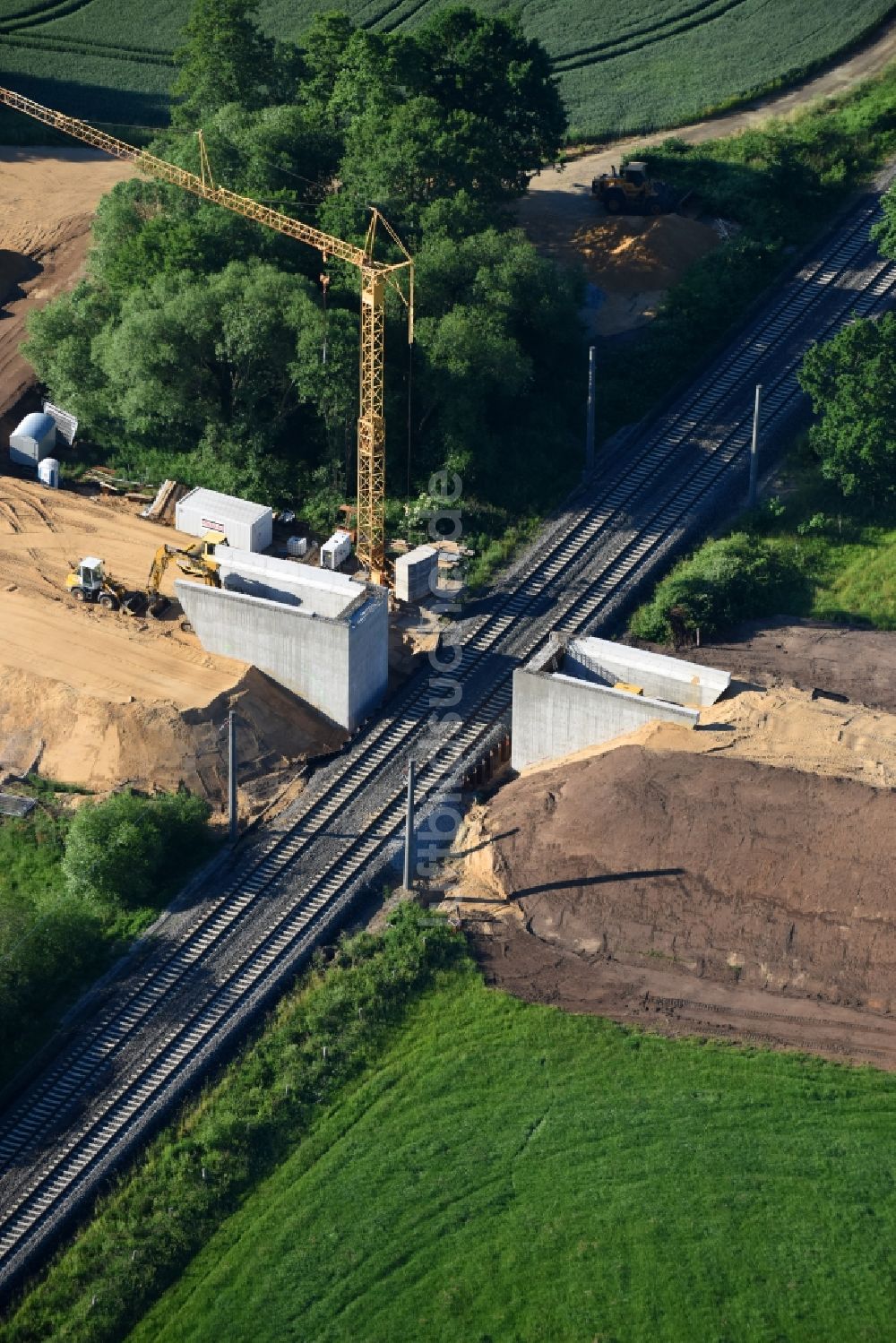 Doberlug-Kirchhain von oben - Baustelle zum Neubau des Straßen- Brückenbauwerk durch die STRABAG AG in Doberlug-Kirchhain im Bundesland Brandenburg, Deutschland