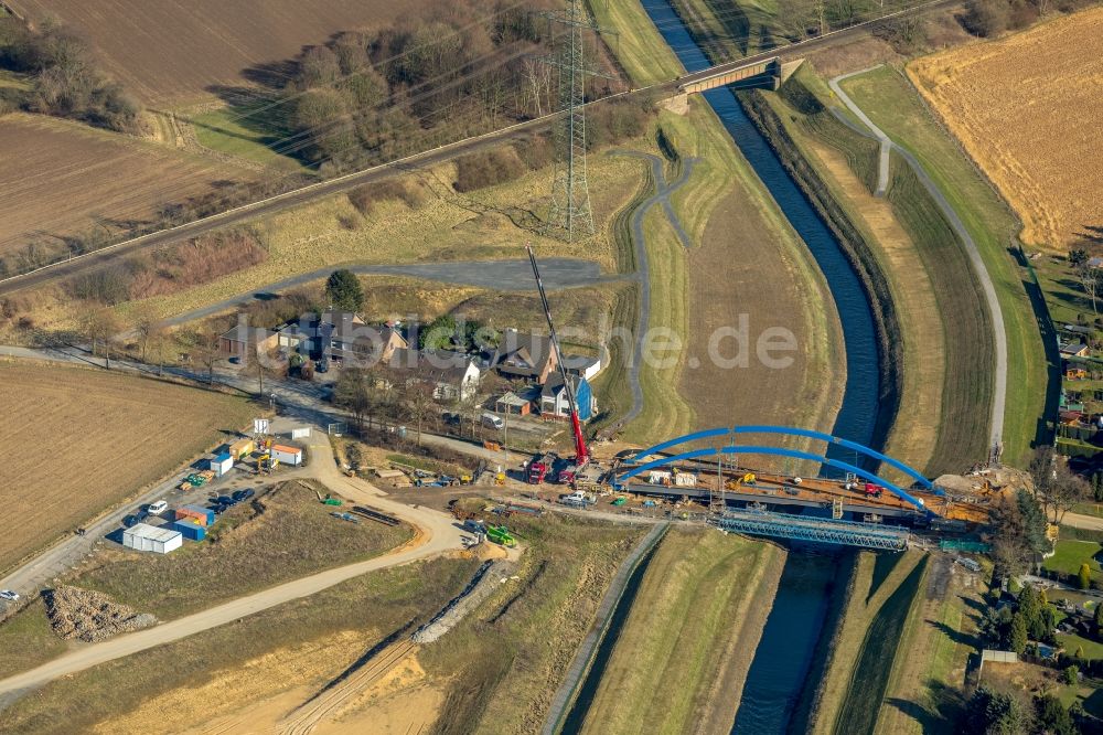 Dinslaken von oben - Baustelle zum Neubau des Straßen- Brückenbauwerk an der Hagelstraße über die Emscher in Dinslaken im Bundesland Nordrhein-Westfalen, Deutschland