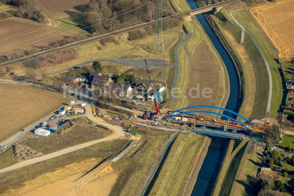 Dinslaken aus der Vogelperspektive: Baustelle zum Neubau des Straßen- Brückenbauwerk an der Hagelstraße über die Emscher in Dinslaken im Bundesland Nordrhein-Westfalen, Deutschland