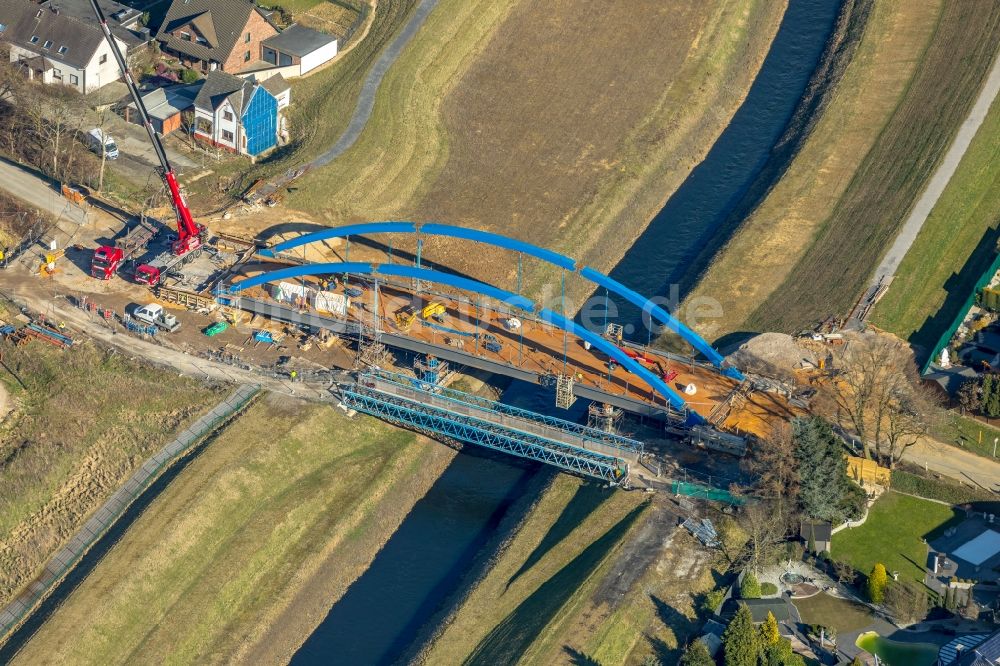 Luftbild Dinslaken - Baustelle zum Neubau des Straßen- Brückenbauwerk an der Hagelstraße über die Emscher in Dinslaken im Bundesland Nordrhein-Westfalen, Deutschland