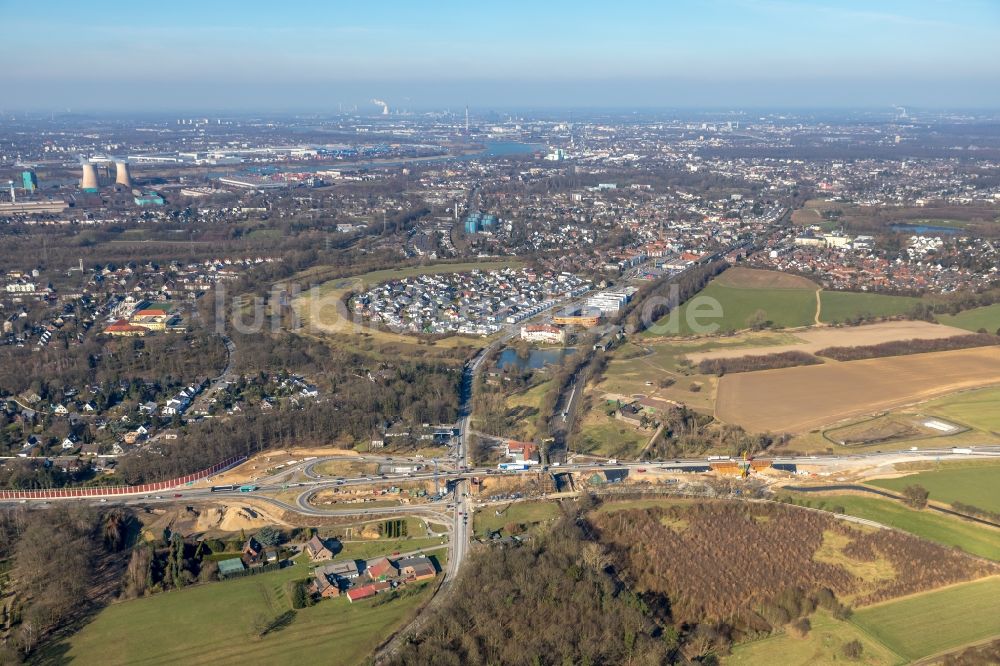 Duisburg aus der Vogelperspektive: Baustelle zum Neubau des Straßen- Brückenbauwerk Krefelder Straße B288 in Duisburg im Bundesland Nordrhein-Westfalen, Deutschland