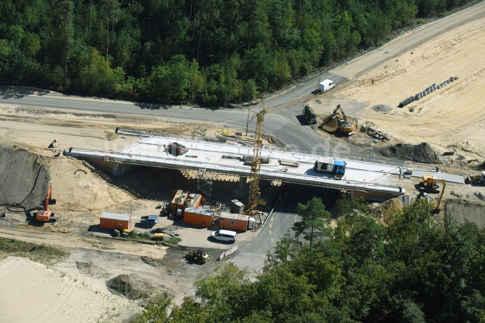 Luftaufnahme Kremmin - Baustelle zum Neubau des Straßen- Brückenbauwerk der Landstraße L08 in Kremmin im Bundesland Mecklenburg-Vorpommern