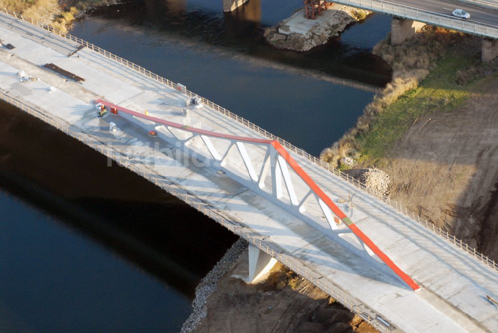 Wurzen aus der Vogelperspektive: Baustelle zum Neubau des Straßen- Brückenbauwerk Muldebrücke in Wurzen im Bundesland Sachsen, Deutschland