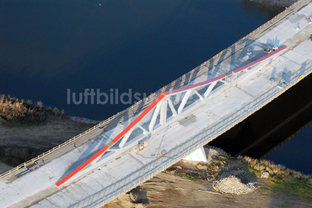 Luftaufnahme Wurzen - Baustelle zum Neubau des Straßen- Brückenbauwerk Muldebrücke in Wurzen im Bundesland Sachsen, Deutschland