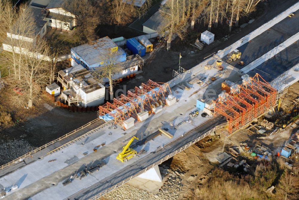 Wurzen von oben - Baustelle zum Neubau des Straßen- Brückenbauwerk Muldebrücke in Wurzen im Bundesland Sachsen, Deutschland