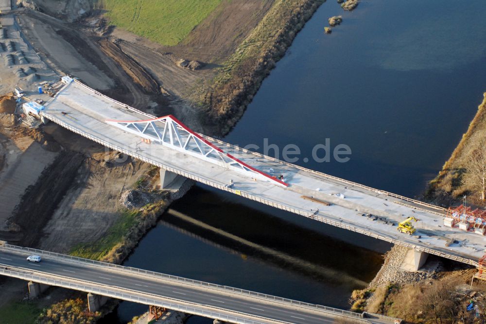 Luftaufnahme Wurzen - Baustelle zum Neubau des Straßen- Brückenbauwerk Muldebrücke in Wurzen im Bundesland Sachsen, Deutschland