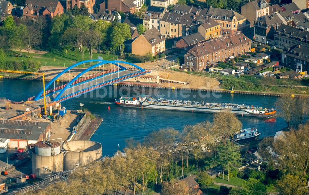 Luftbild Duisburg - Baustelle zum Neubau des Straßen- Brückenbauwerk im Ortsteil Obermeiderich in Duisburg im Bundesland Nordrhein-Westfalen