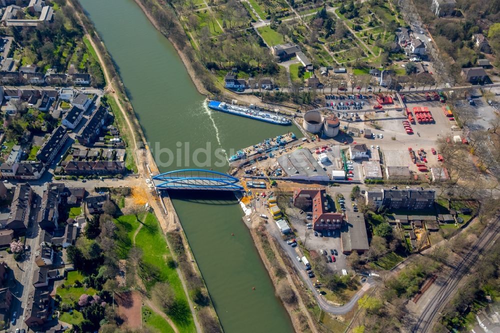 Duisburg aus der Vogelperspektive: Baustelle zum Neubau des Straßen- Brückenbauwerk an der Ruhr im Ortsteil Obermeiderich in Duisburg im Bundesland Nordrhein-Westfalen