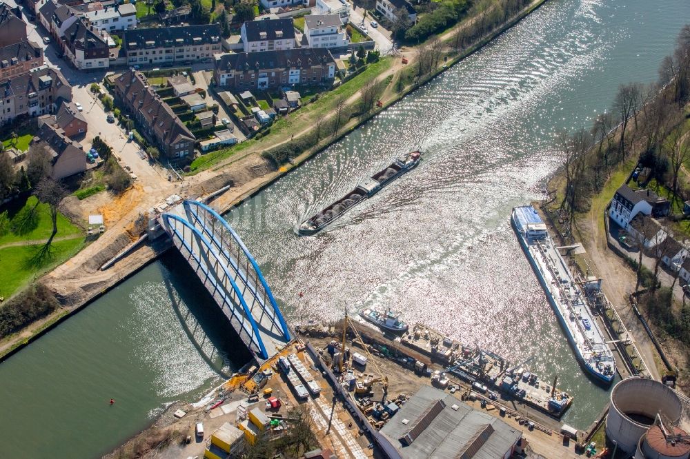 Luftaufnahme Duisburg - Baustelle zum Neubau des Straßen- Brückenbauwerk an der Ruhr im Ortsteil Obermeiderich in Duisburg im Bundesland Nordrhein-Westfalen