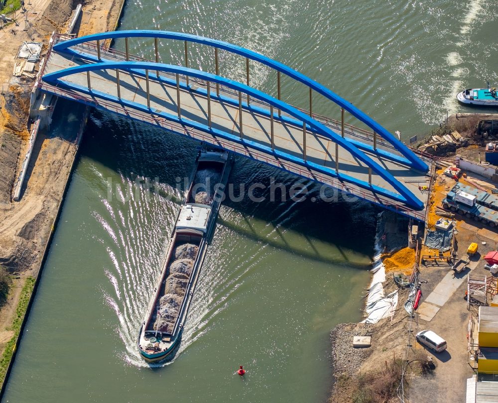 Duisburg von oben - Baustelle zum Neubau des Straßen- Brückenbauwerk an der Ruhr im Ortsteil Obermeiderich in Duisburg im Bundesland Nordrhein-Westfalen