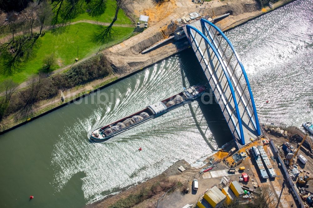 Luftbild Duisburg - Baustelle zum Neubau des Straßen- Brückenbauwerk an der Ruhr im Ortsteil Obermeiderich in Duisburg im Bundesland Nordrhein-Westfalen