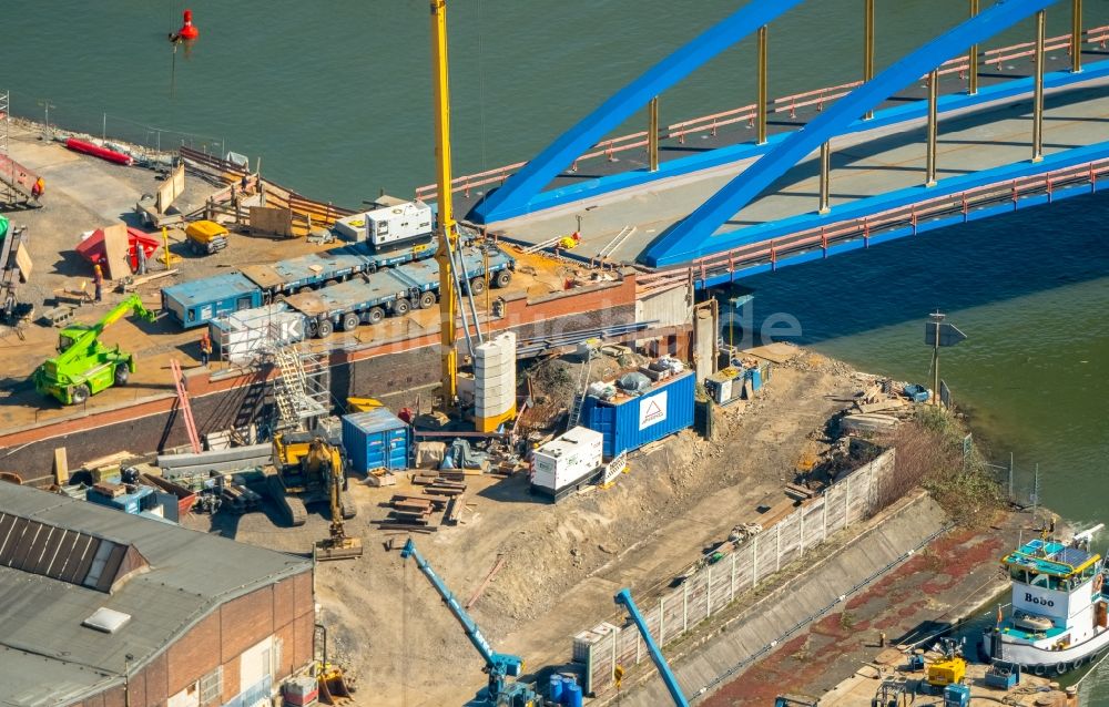 Duisburg aus der Vogelperspektive: Baustelle zum Neubau des Straßen- Brückenbauwerk an der Ruhr im Ortsteil Obermeiderich in Duisburg im Bundesland Nordrhein-Westfalen