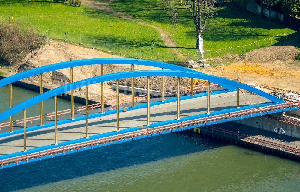 Luftaufnahme Duisburg - Baustelle zum Neubau des Straßen- Brückenbauwerk an der Ruhr im Ortsteil Obermeiderich in Duisburg im Bundesland Nordrhein-Westfalen