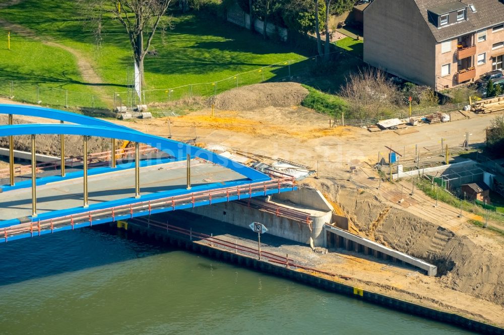 Duisburg von oben - Baustelle zum Neubau des Straßen- Brückenbauwerk an der Ruhr im Ortsteil Obermeiderich in Duisburg im Bundesland Nordrhein-Westfalen