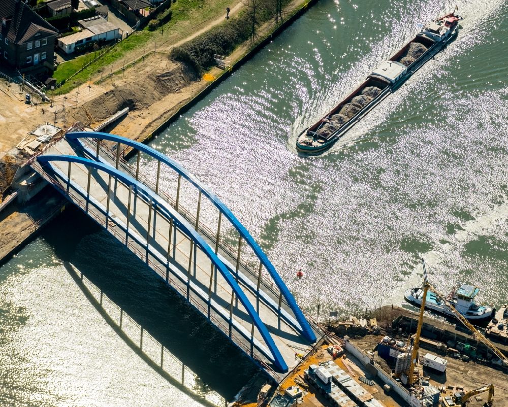 Luftaufnahme Duisburg - Baustelle zum Neubau des Straßen- Brückenbauwerk an der Ruhr im Ortsteil Obermeiderich in Duisburg im Bundesland Nordrhein-Westfalen