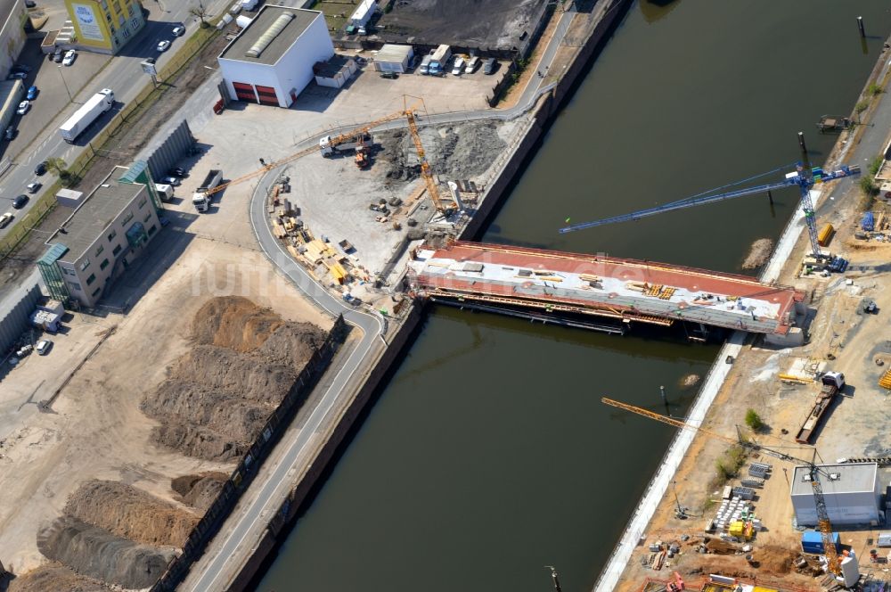 Luftaufnahme Offenbach am Main - Baustelle zum Neubau des Straßen- Brückenbauwerk Walter-Spiller-Brücke in Offenbach am Main im Bundesland Hessen