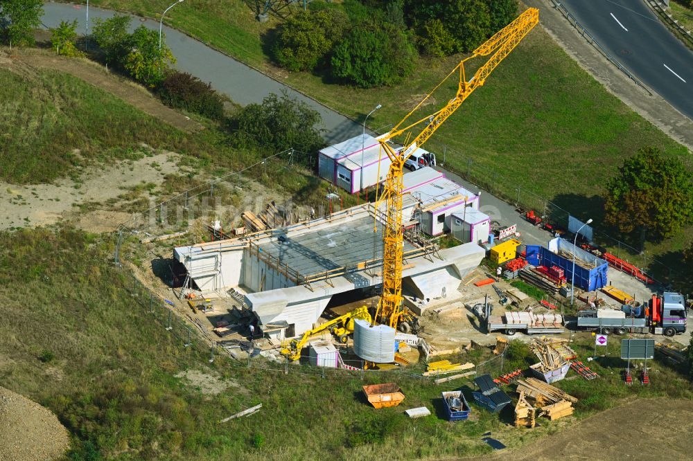 Luftbild Radeburg - Baustelle zum Neubau des Straßen- Brückenbauwerk Zur Überführung der westlichen Rampe der A 13-Anschlussstelle in Radeburg im Bundesland Sachsen, Deutschland