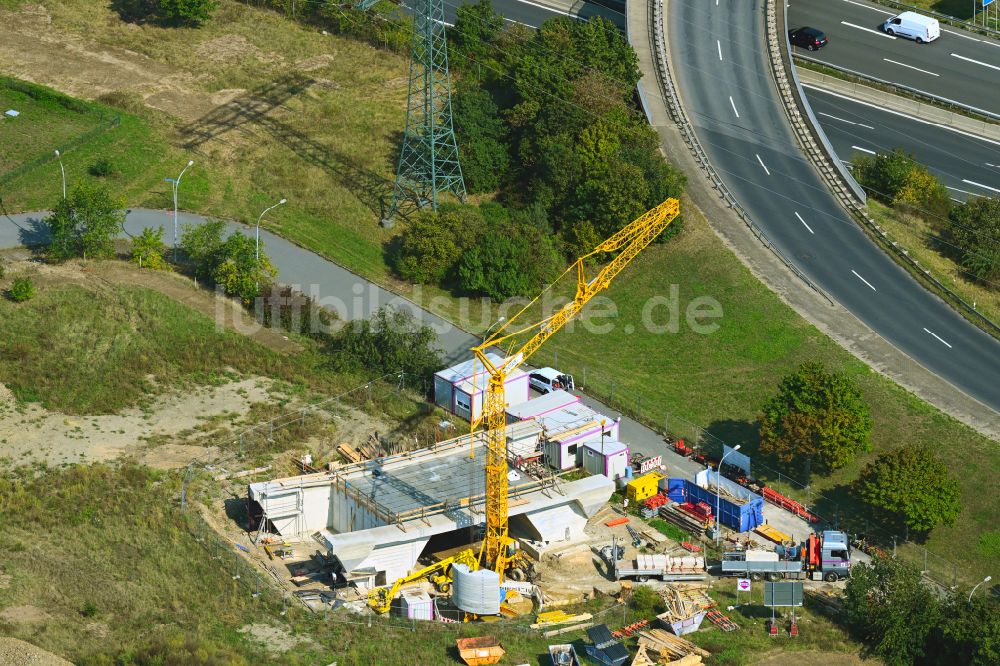 Luftaufnahme Radeburg - Baustelle zum Neubau des Straßen- Brückenbauwerk Zur Überführung der westlichen Rampe der A 13-Anschlussstelle in Radeburg im Bundesland Sachsen, Deutschland