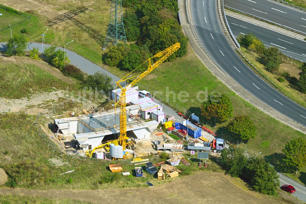 Radeburg von oben - Baustelle zum Neubau des Straßen- Brückenbauwerk Zur Überführung der westlichen Rampe der A 13-Anschlussstelle in Radeburg im Bundesland Sachsen, Deutschland