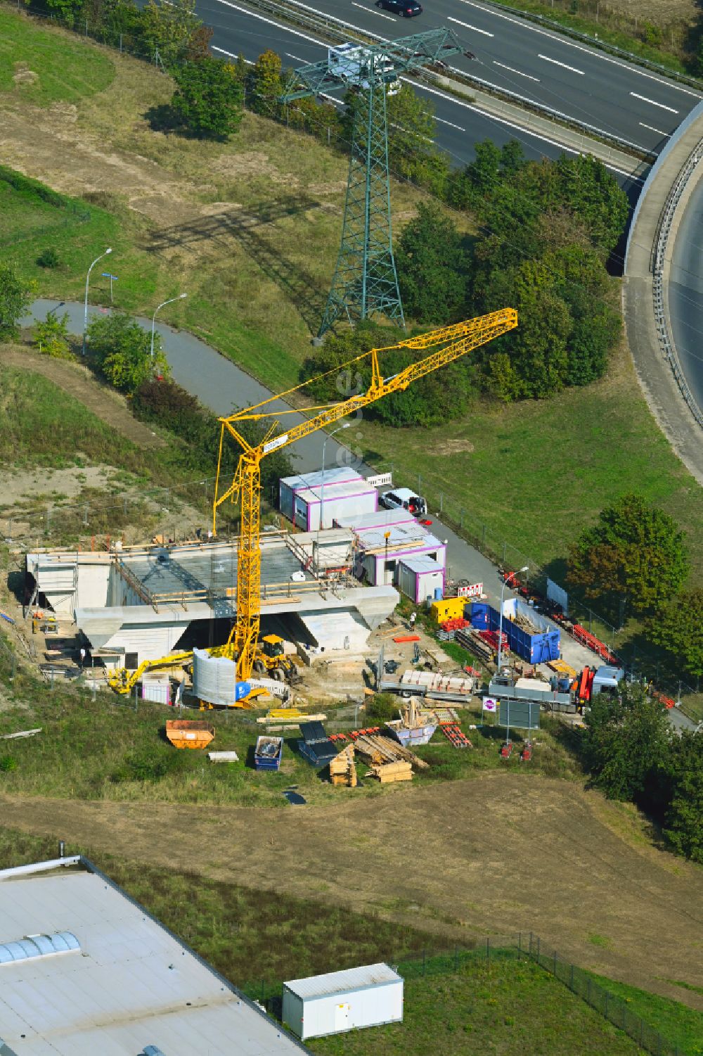 Radeburg aus der Vogelperspektive: Baustelle zum Neubau des Straßen- Brückenbauwerk Zur Überführung der westlichen Rampe der A 13-Anschlussstelle in Radeburg im Bundesland Sachsen, Deutschland