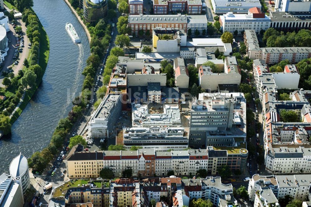 Berlin aus der Vogelperspektive: Baustelle zum Neubau eines Studenten- Wohnheim - Gebäude entlang der Kaiserin-Augusta-Allee in Berlin, Deutschland