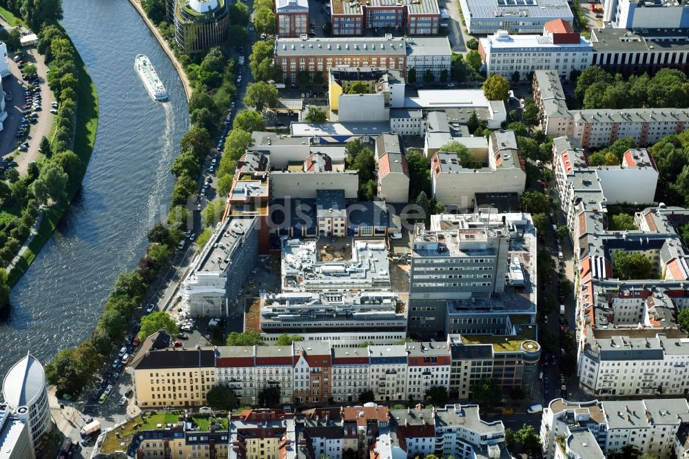 Luftbild Berlin - Baustelle zum Neubau eines Studenten- Wohnheim - Gebäude entlang der Kaiserin-Augusta-Allee in Berlin, Deutschland