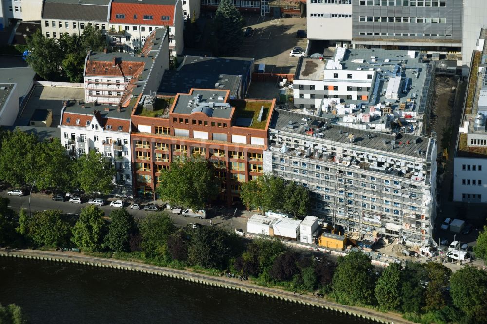 Berlin aus der Vogelperspektive: Baustelle zum Neubau eines Studenten- Wohnheim - Gebäude entlang der Kaiserin-Augusta-Allee in Berlin, Deutschland