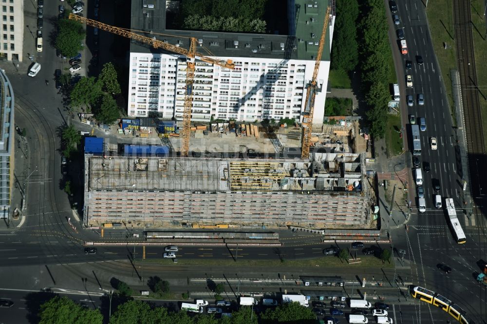 Berlin aus der Vogelperspektive: Baustelle zum Neubau eines Studenten- Wohnheim - Gebäude der LAMBERT HOLDING GMBH in Berlin