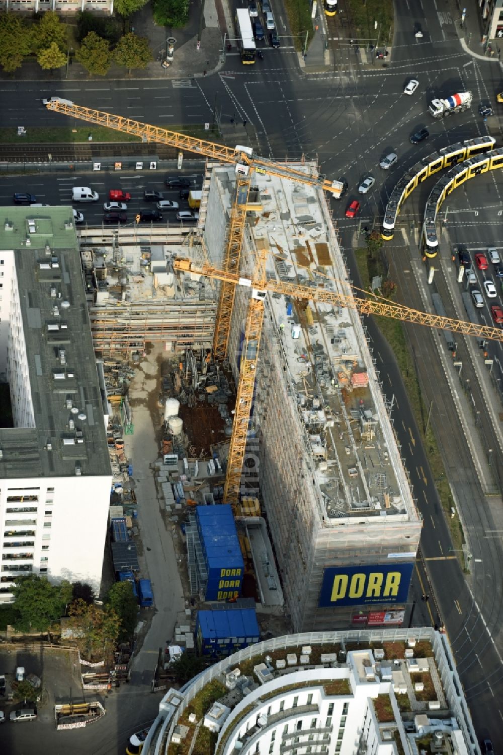 Berlin von oben - Baustelle zum Neubau eines Studenten- Wohnheim - Gebäude der LAMBERT HOLDING GMBH in Berlin