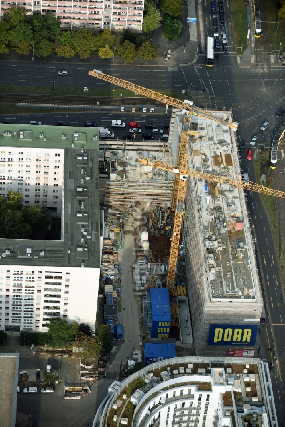 Berlin aus der Vogelperspektive: Baustelle zum Neubau eines Studenten- Wohnheim - Gebäude der LAMBERT HOLDING GMBH in Berlin