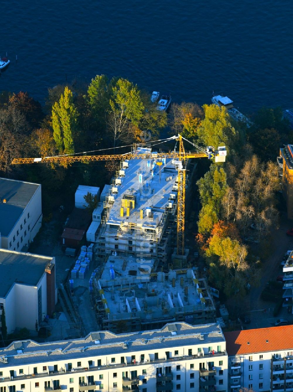 Luftaufnahme Berlin - Baustelle zum Neubau eines Studenten- Wohnheim - Gebäude an der Schnellerstraße im Ortsteil Schöneweide in Berlin, Deutschland