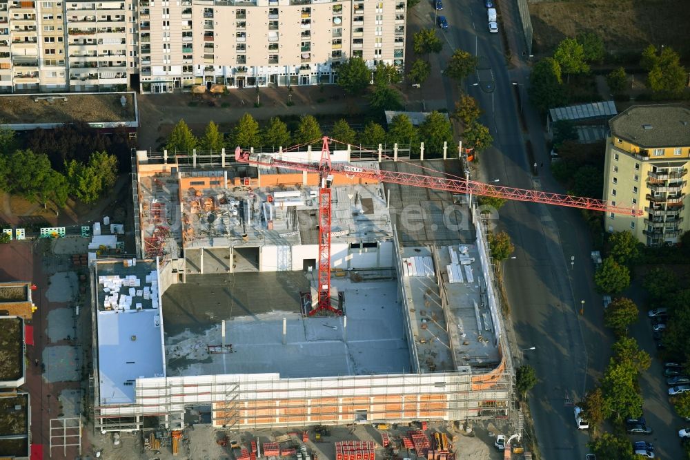 Berlin aus der Vogelperspektive: Baustelle zum Neubau eines Supermarkt der EDEKA ZENTRALE AG & Co. KG an der Siriusstraße in Berlin, Deutschland