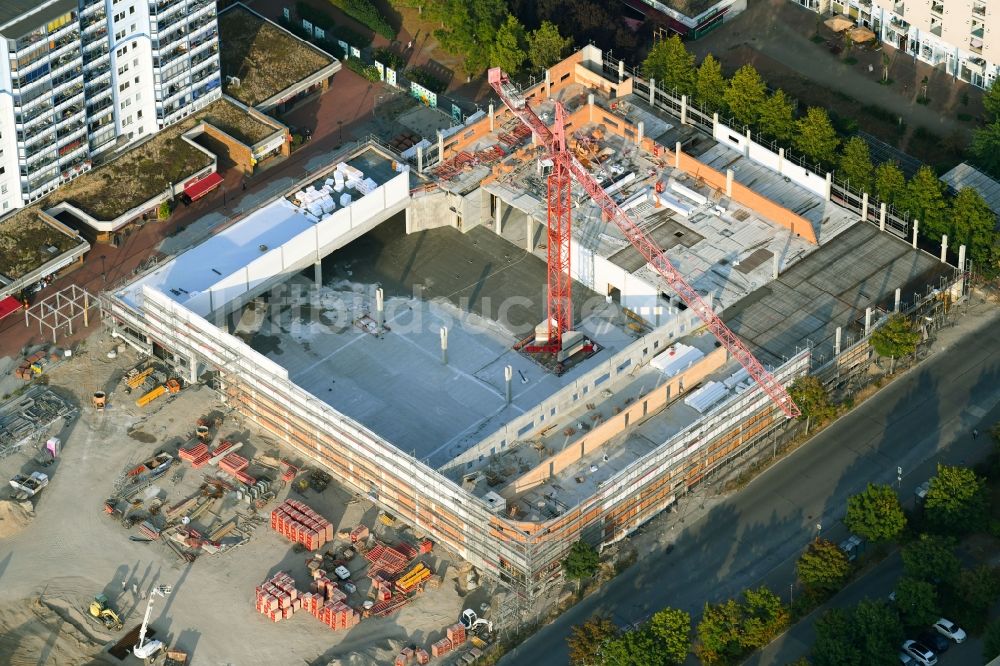 Berlin von oben - Baustelle zum Neubau eines Supermarkt der EDEKA ZENTRALE AG & Co. KG an der Siriusstraße in Berlin, Deutschland