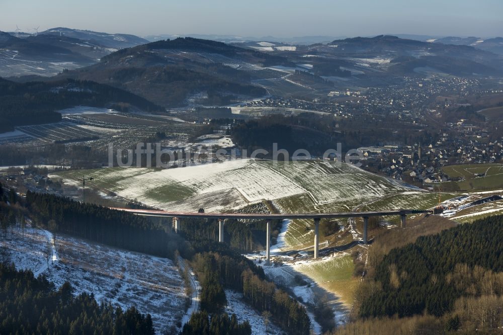 Olsberg OT Antfeld aus der Vogelperspektive: Baustelle zum Neubau der Talbrücke Schormecke bei Antfeld in Olsberg zum Ausbau der BAB Ausbau der Autobahn A46 im Bundesland Nordrhein-Westfalen