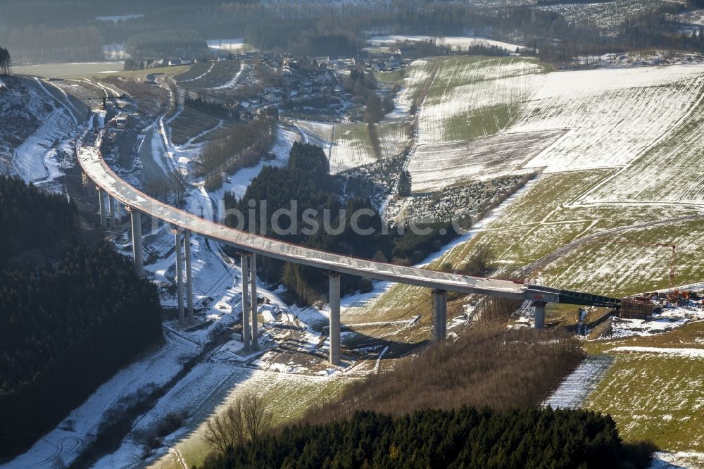 Luftbild Olsberg OT Antfeld - Baustelle zum Neubau der Talbrücke Schormecke bei Antfeld in Olsberg zum Ausbau der BAB Ausbau der Autobahn A46 im Bundesland Nordrhein-Westfalen