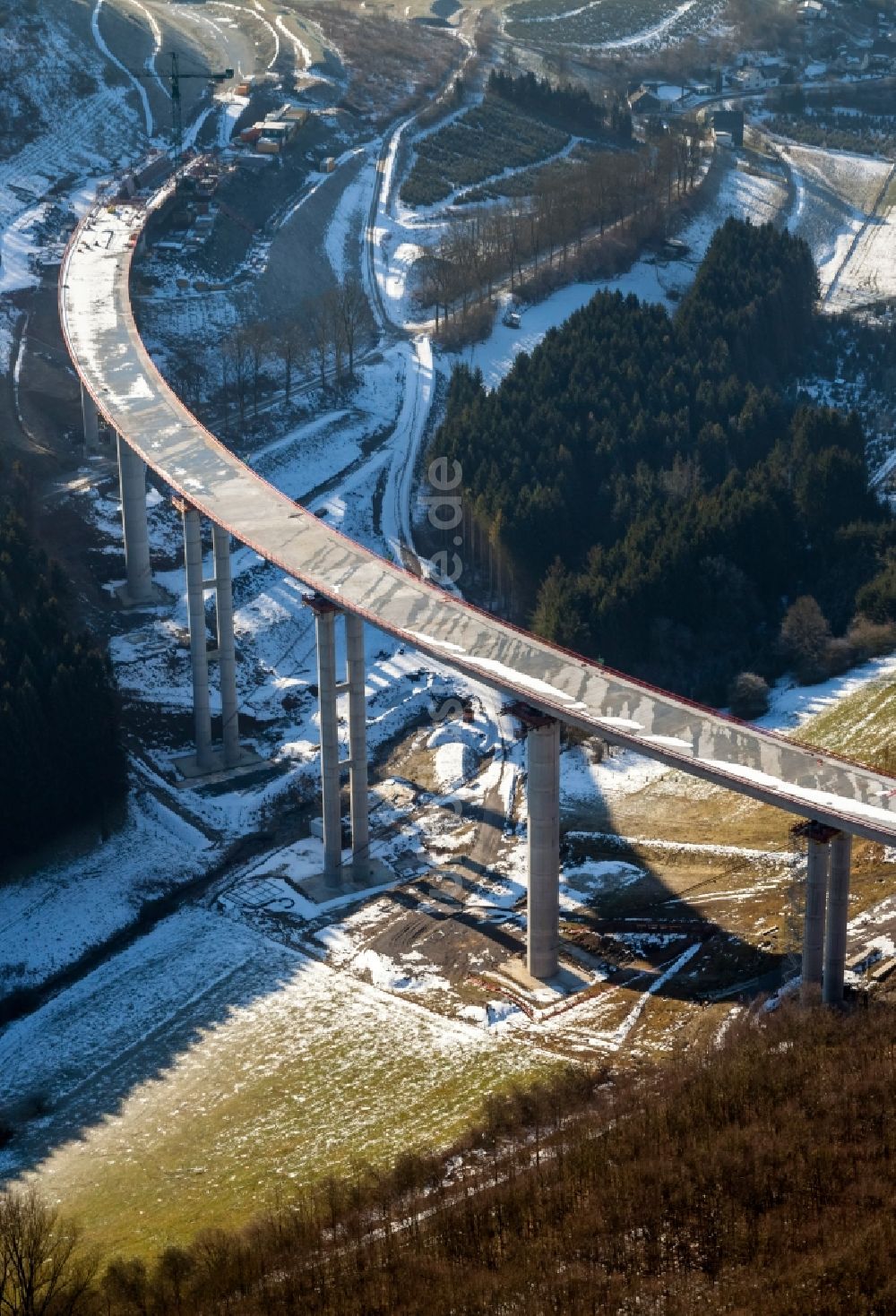 Luftaufnahme Olsberg OT Antfeld - Baustelle zum Neubau der Talbrücke Schormecke bei Antfeld in Olsberg zum Ausbau der BAB Ausbau der Autobahn A46 im Bundesland Nordrhein-Westfalen