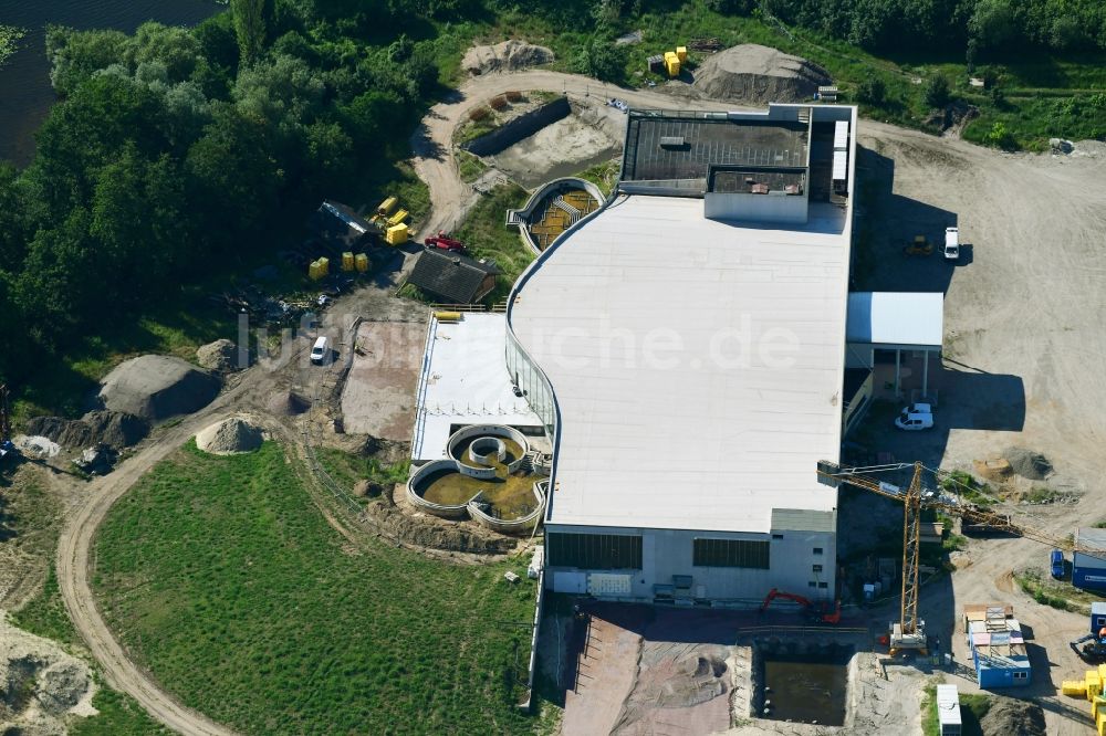 Werder (Havel) aus der Vogelperspektive: Baustelle zum Neubau der Therme und Schwimmbecken am Freibad der Freizeiteinrichtung Havel-Therme in Werder (Havel) im Bundesland Brandenburg, Deutschland