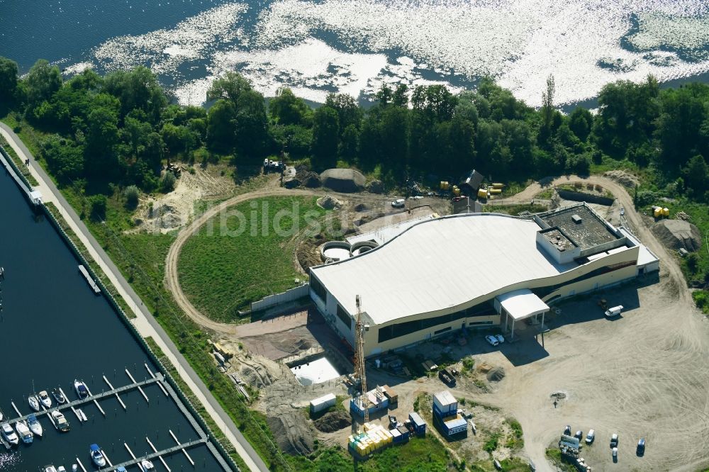 Luftbild Werder (Havel) - Baustelle zum Neubau der Therme und Schwimmbecken am Freibad der Freizeiteinrichtung Havel-Therme in Werder (Havel) im Bundesland Brandenburg, Deutschland