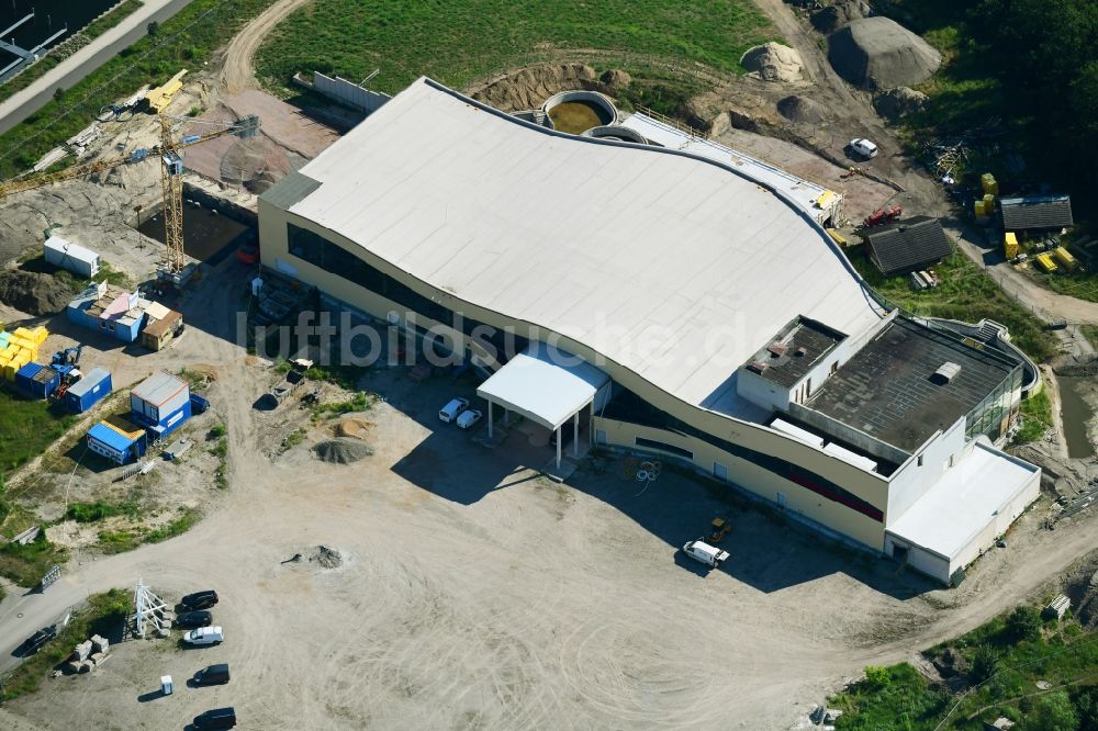 Luftaufnahme Werder (Havel) - Baustelle zum Neubau der Therme und Schwimmbecken am Freibad der Freizeiteinrichtung Havel-Therme in Werder (Havel) im Bundesland Brandenburg, Deutschland