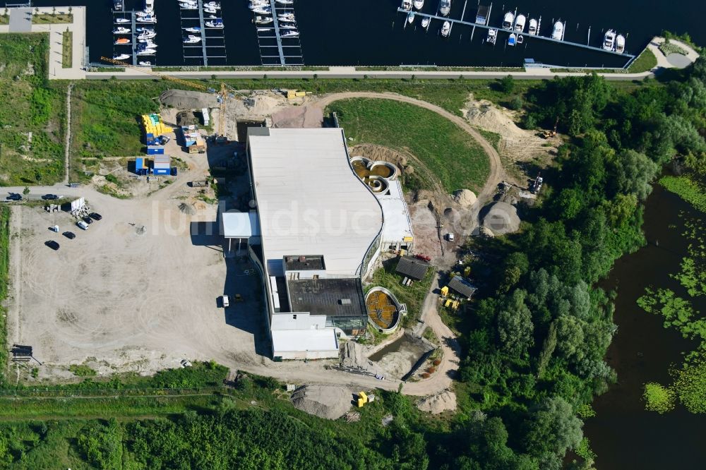 Werder (Havel) von oben - Baustelle zum Neubau der Therme und Schwimmbecken am Freibad der Freizeiteinrichtung Havel-Therme in Werder (Havel) im Bundesland Brandenburg, Deutschland